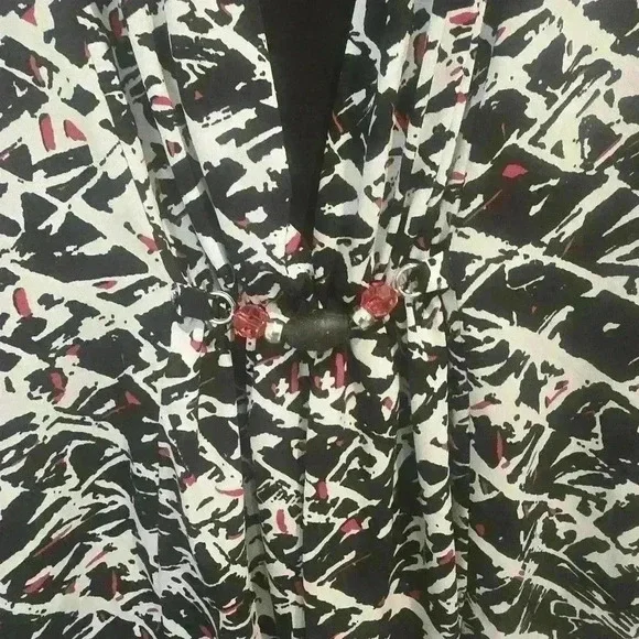 X117 Notation mock 2 piece black and red loose fit size large - Picture 5 of 8